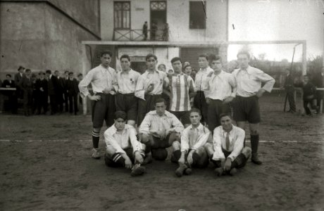 Partido de fútbol en el campo de Jolastokieta en el barrio de Herrera (4 de 4) - Fondo Car-Kutxa Fototeka