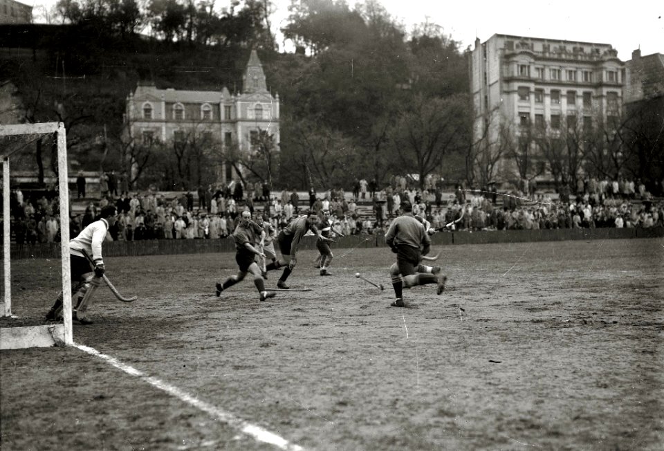 Partido de hockey en el campo de Atotxa (4 de 8) - Fondo Car-Kutxa Fototeka