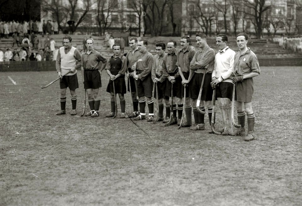 Partido de hockey en el campo de Atotxa (8 de 8) - Fondo Car-Kutxa Fototeka