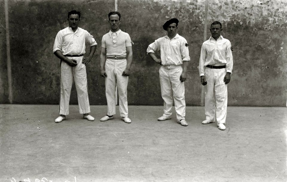 Partido de pelota mano en la plaza de la Trinidad de San Sebastián (2 de 3) - Fondo Car-Kutxa Fototeka