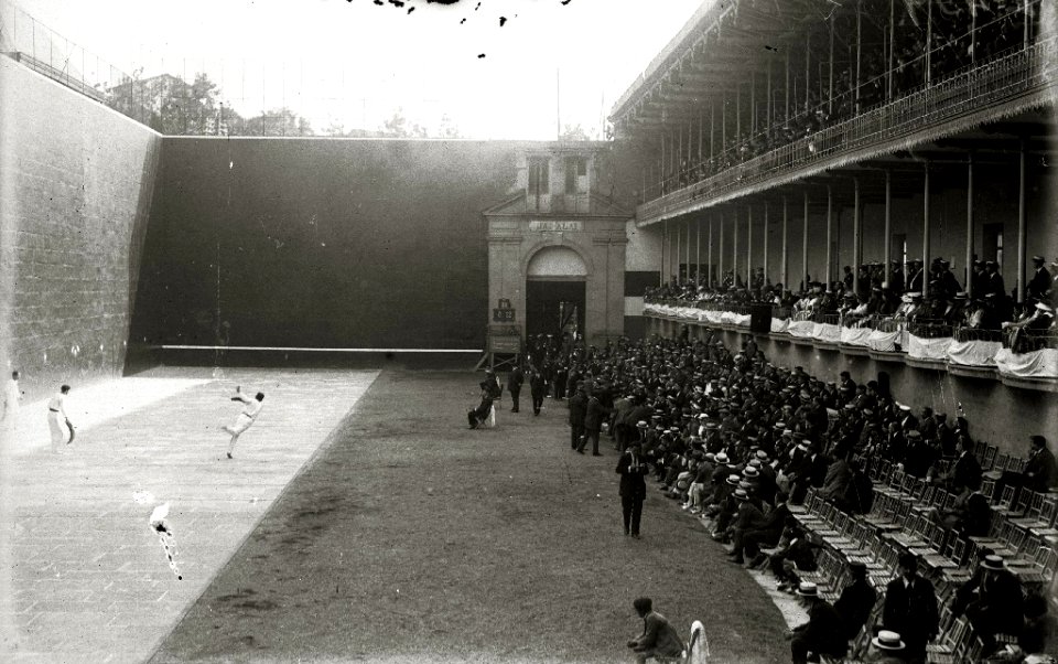 Partido de remonte en el frontón jai-alai (2 de 3) - Fondo Car-Kutxa Fototeka