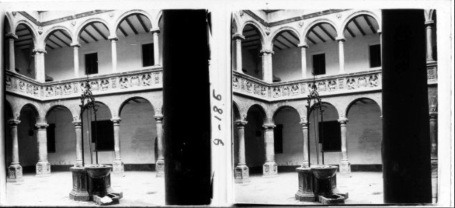 Pati interior d'un edifici a Tortosa photo