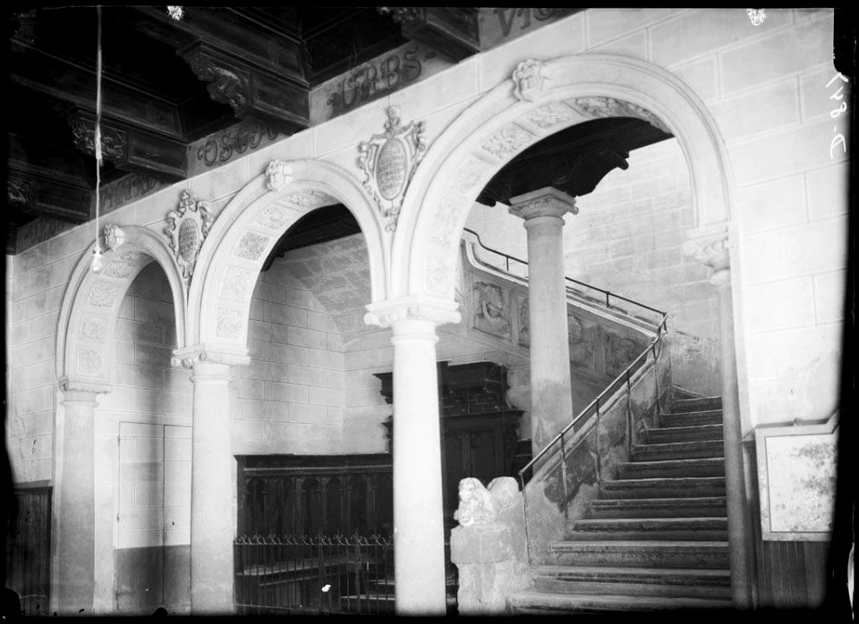 Pati interior i escales de les cases consistorials d'Osca