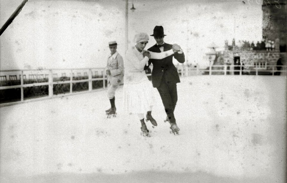 Patinaje sobre ruedas en la pista de Igeldo (1 de 2) - Fondo Car-Kutxa Fototeka