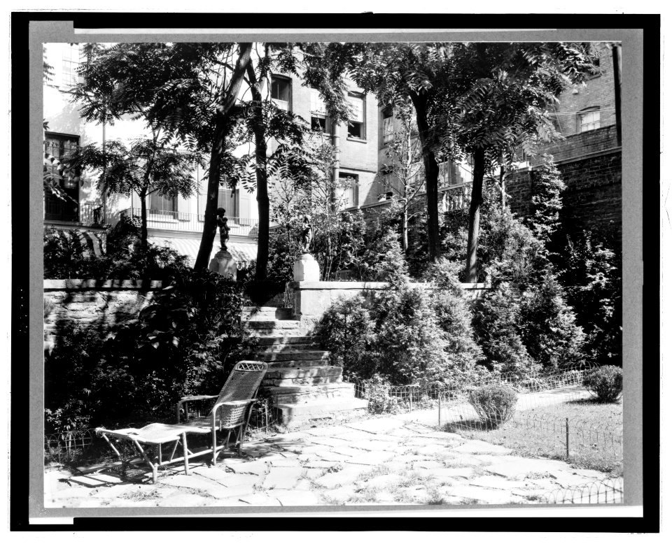 Patio and gardens in New York City LCCN2008678817