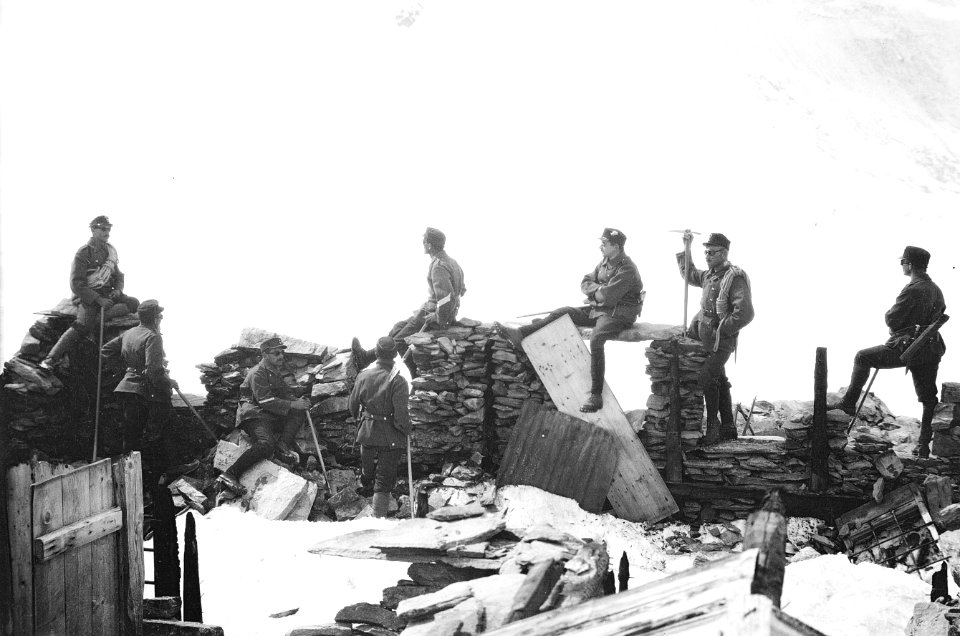 Patrouille auf den Trümmern der zerstörten Theodulhütte - CH-BAR - 3236971