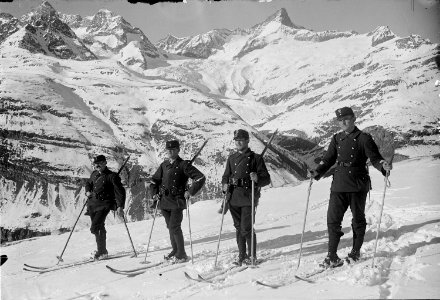 Patrouille auf Skiern - CH-BAR - 3237142 photo