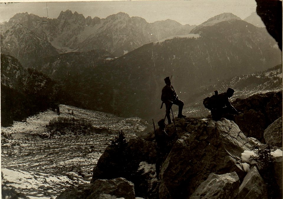 Patrouille außerhalb der Drahtverhaue auf dem Wege zwischen der Malurchschleifenstellung und dem Prihatsattel. Standpunkt, Prihatsattel bei Kote 1291 nach Süden. (BildID 15467028)