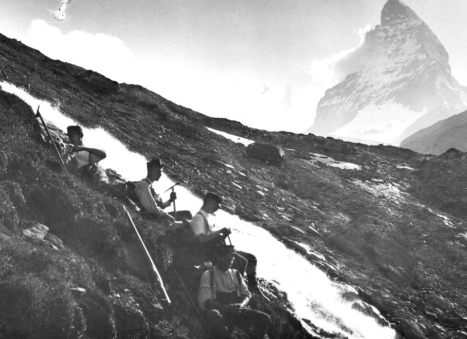 Patrouille zur Gandegghütte bei der Rast an einem Bergbach - CH-BAR - 3236962