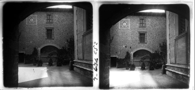 Pati d ' entrada del palau de Peralada