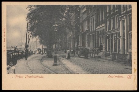 Passeerplaats op de Prins Hendrikkade voor de paardentram gezien vanaf de Schipperstraat naar de Schippersgracht photo