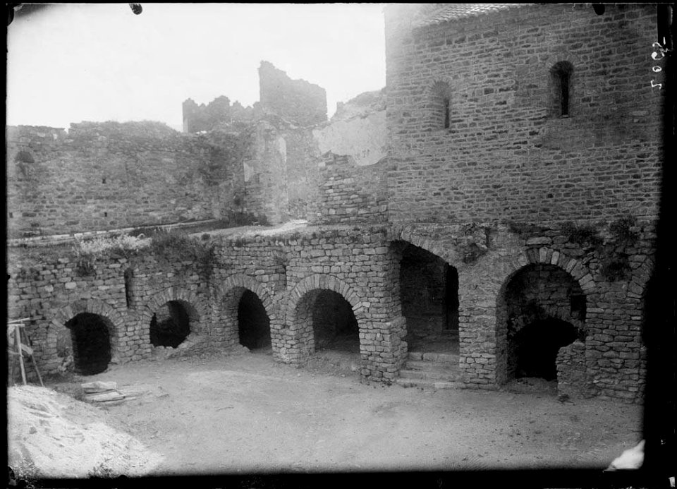 Pati del claustre del Monestir de Sant Martí del Canigó