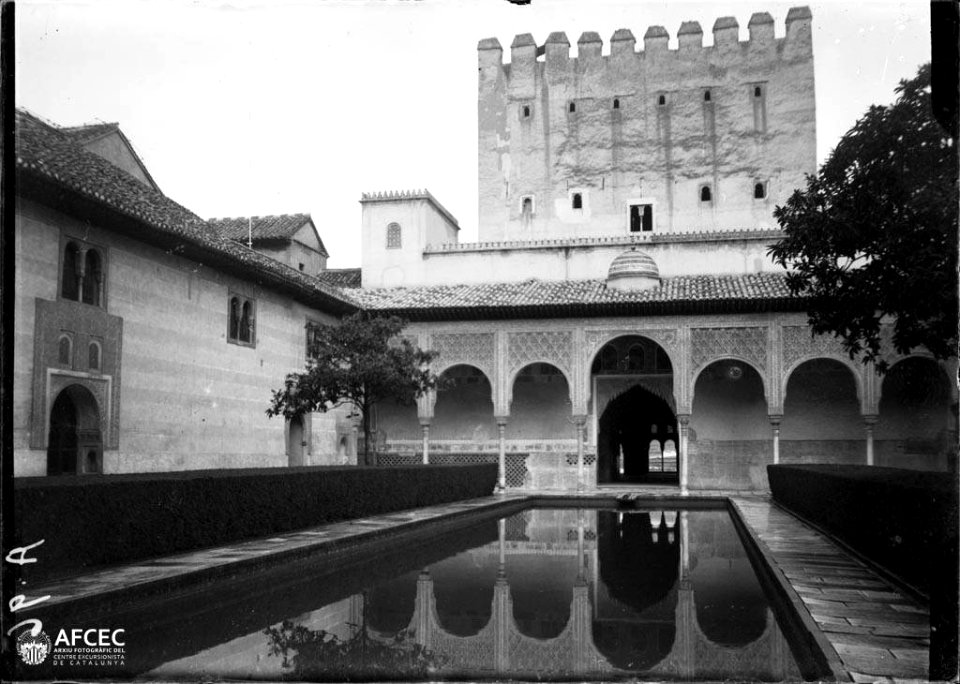 Pati dels Arrayanes de l'Alhambra amb una torre