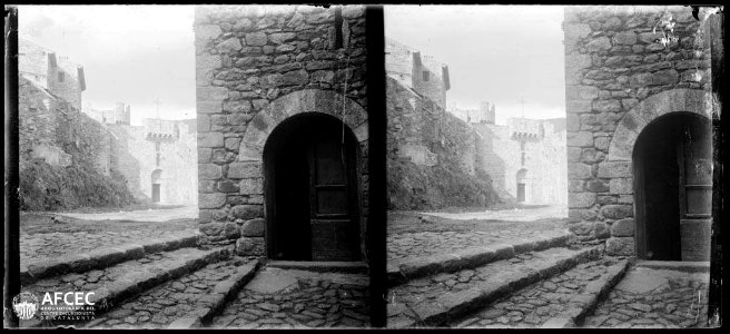 Pati i porta de la capella del castell de Requesens