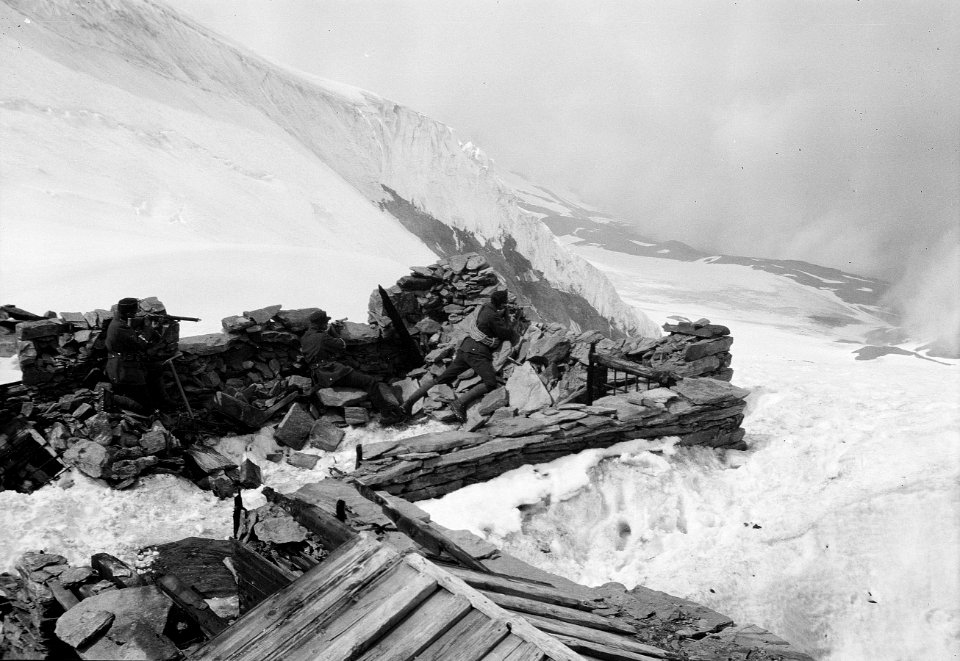 Patrouille auf den Trümmern der zerstörten Theodulhütte - CH-BAR - 3236973