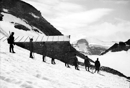 Patrouille auf der Bortelalp bei der Unterkunftshütte - CH-BAR - 3236949