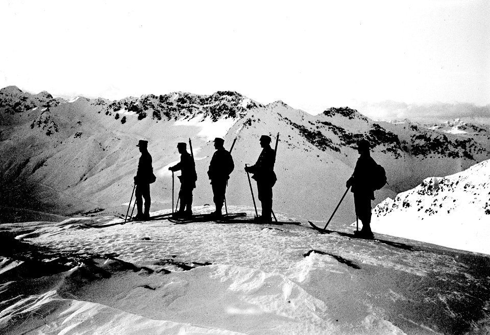 Patrouille auf Skiern - CH-BAR - 3237095