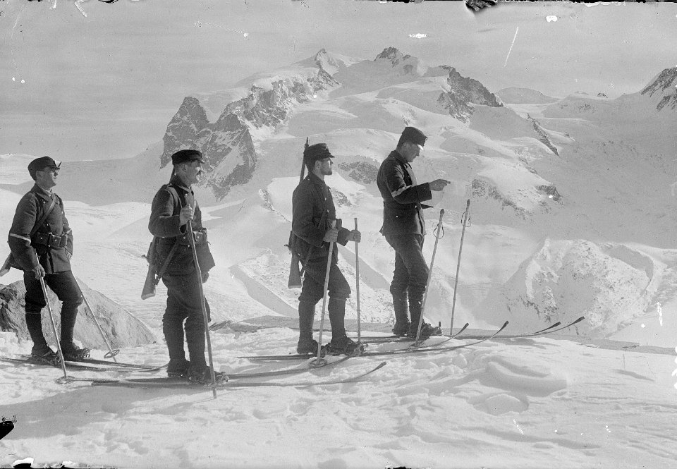 Patrouille auf Skiern auf dem Gornergrat - CH-BAR - 3237133