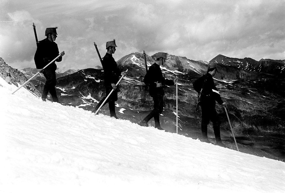 Patrouille beim Abstieg vom Lattenhorn - CH-BAR - 3236886