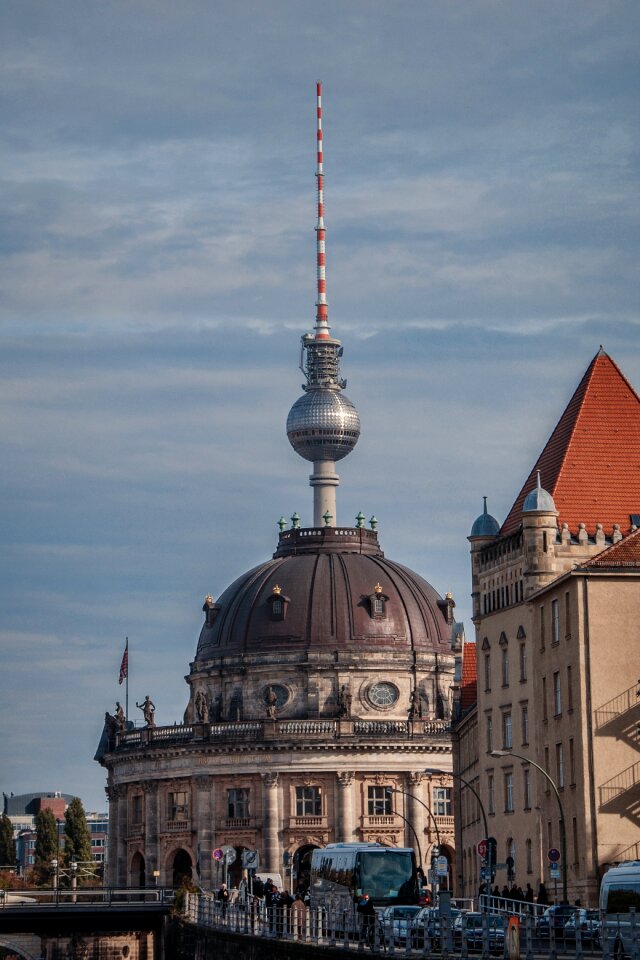 Line-of-sight museum island architecture