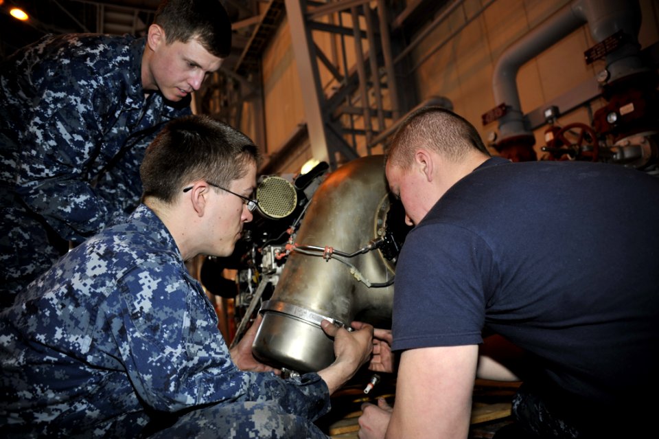 Patrol Squadron 46 conducts maintenance aboard NAF Misawa 140407-N-ZI955-023