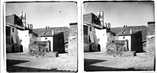 Pati i església d'Hospitalet de l'Infant