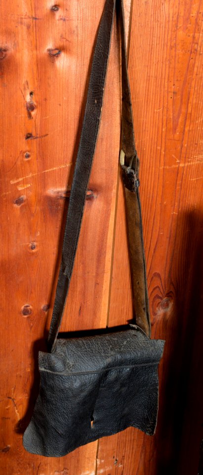 Patronväska av läder med bärrem, 1600-tal - Skoklosters slott - 108835