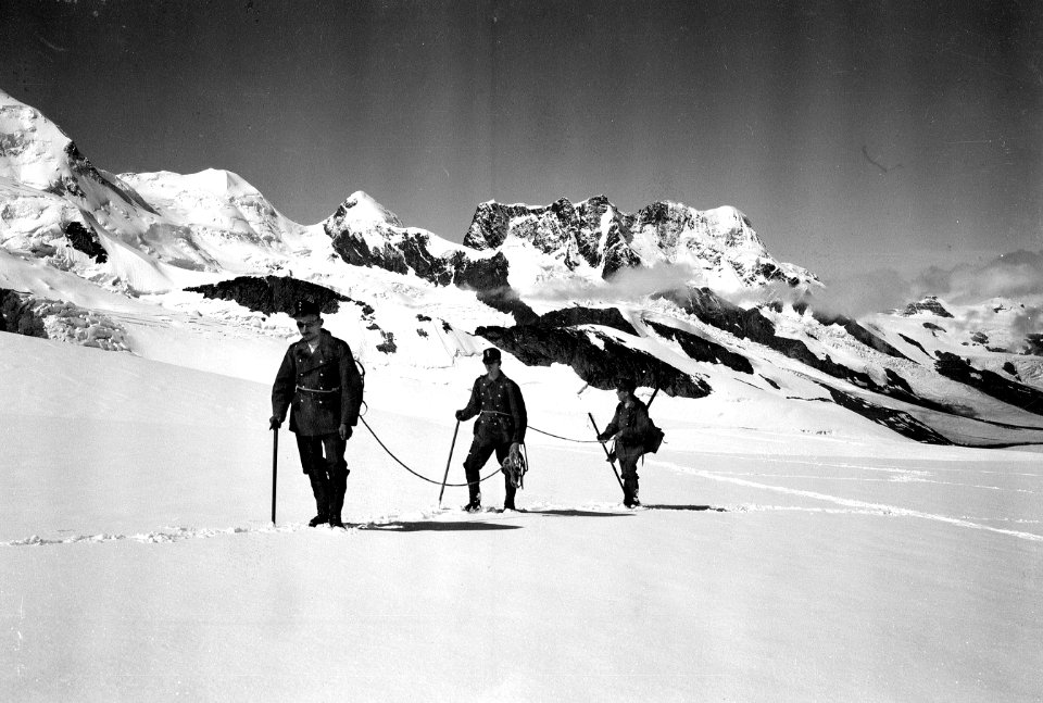 Patrouille auf dem Gornergletscher, dahinter das Breithorn - CH-BAR - 3238942