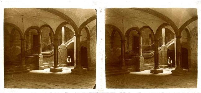 Pati interior de la casa Montoliu i un senyor assegut en una cadira