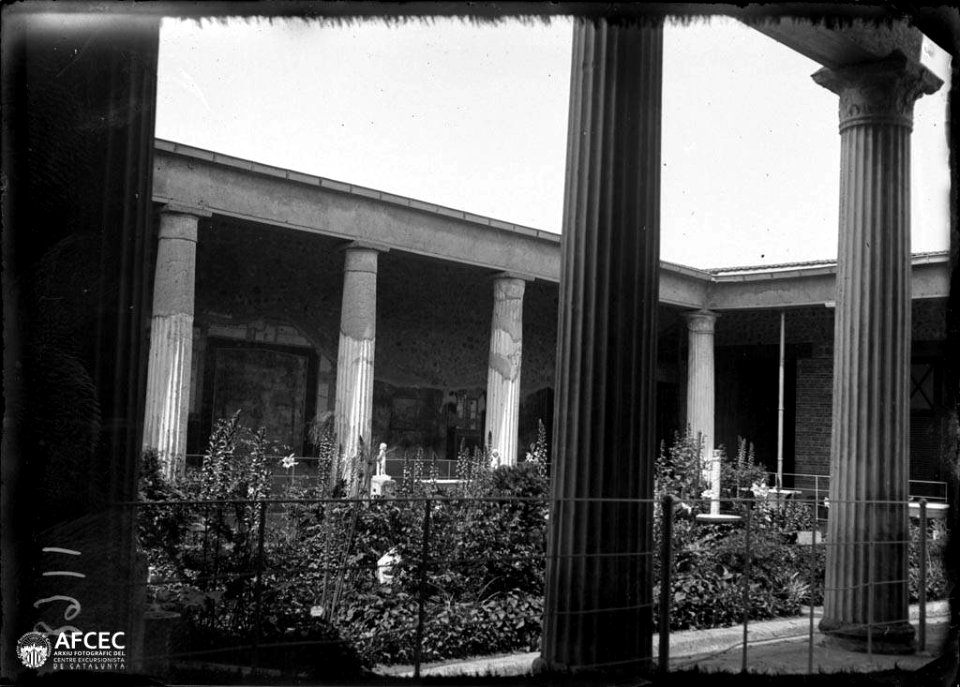 Pati interior enjardinat a les restes de l'antiga Pompeia
