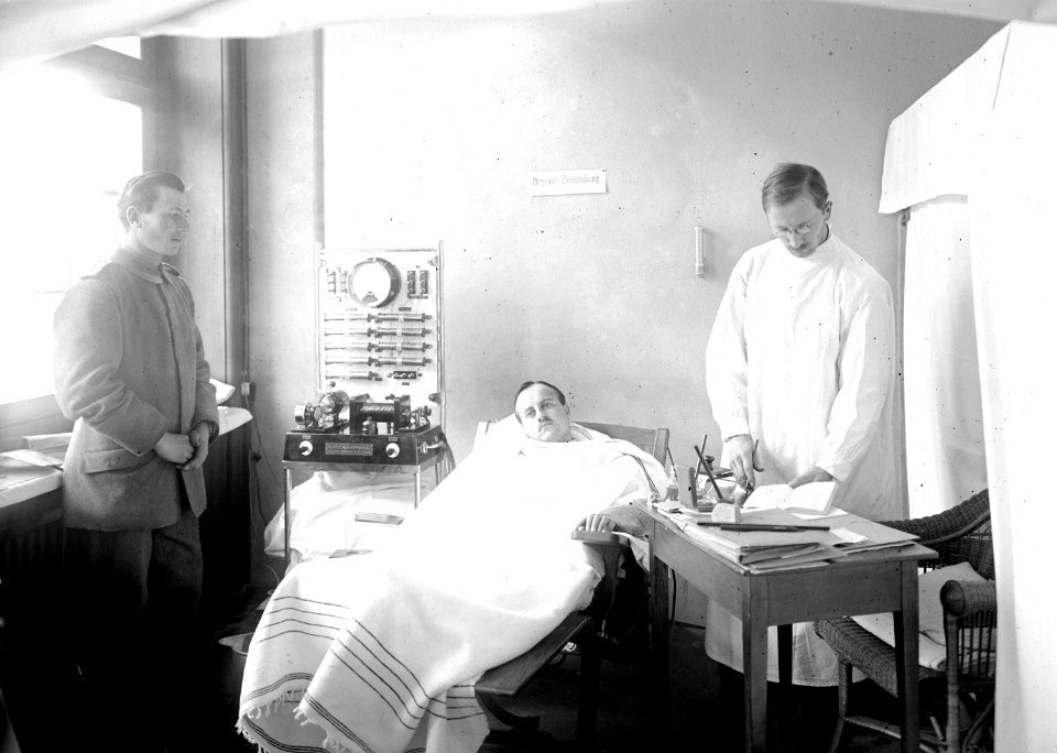 Patient bei der Bergonie-Behandlung im neurologischen Saal - CH-BAR - 3240231