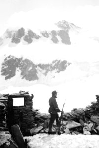 Patrouille auf den Trümmern der zerstörten Theodulhütte - CH-BAR - 3236974