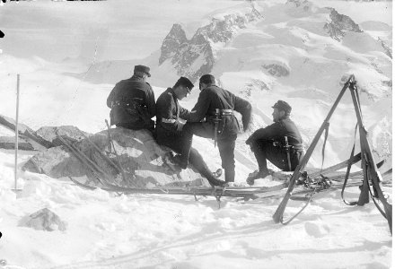 Patrouille auf Skiern auf dem Gornergrat - CH-BAR - 3237134
