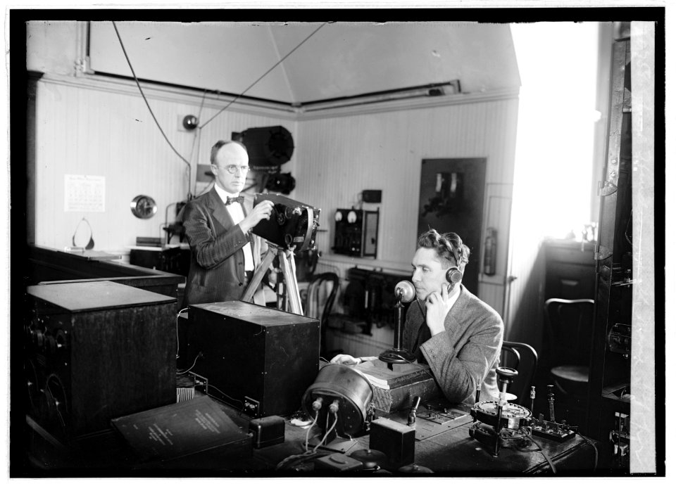 Paul Henderson with movie, 10-5-22 LCCN2016846790
