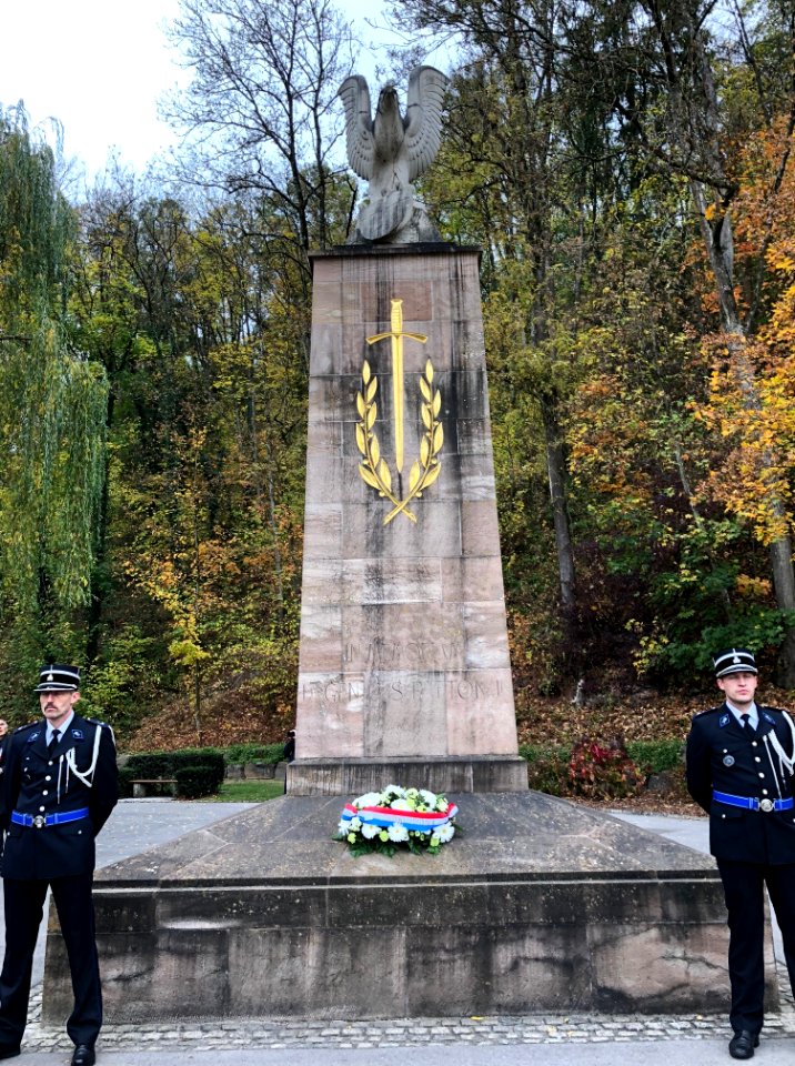 Patton-square-monument-police--wreath 45613356561 o
