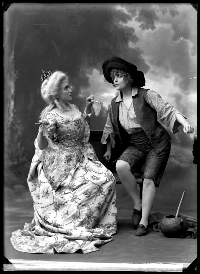 Paula Lizell and Matilda Jungstedt in Per Svinaherde at Kungliga Operan 1910 - SMV - GL125