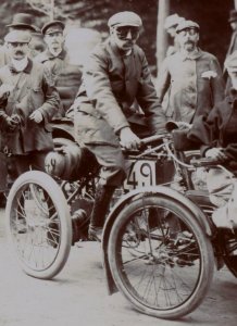 Paul Baras, vainqueur du Paris-Boulogne-sur-Mer 1899, sur motocycle