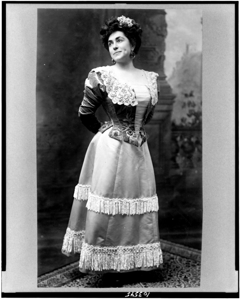 Pauline Donalda, full-length portrait, standing, facing left, as Terlina LCCN91783792