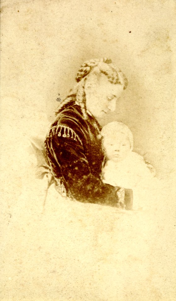 Paul Otlet, bébé, dans les bras de sa mère Marie Van Mons