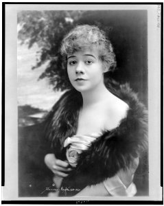 Pauline Lord, half-length portrait, facing slightly left LCCN94510746