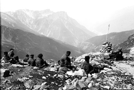 Patrouille auf der Bortelalp bei der Rast - CH-BAR - 3236947