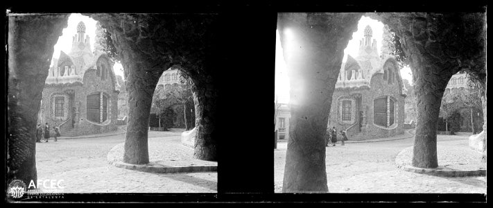 Pavelló de l'entrada al Parc Güell vist des de les columnes del viaducte