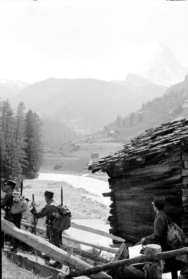 Patrouille bei Zermatt, mit Blick aufs Matterhorn - CH-BAR - 3236960