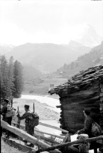 Patrouille bei Zermatt, mit Blick aufs Matterhorn - CH-BAR - 3236960