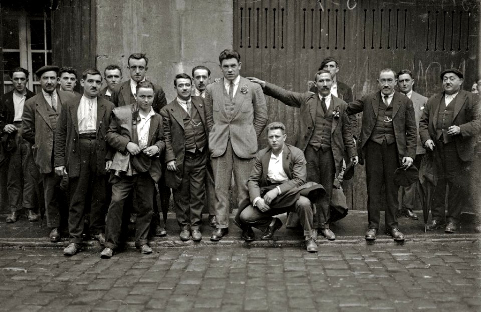 Paulino Uzcudun junto a un grupo de personas (2 de 2) - Fondo Car-Kutxa Fototeka