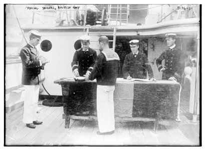 Paying sailors, British Navy LCCN2014696938