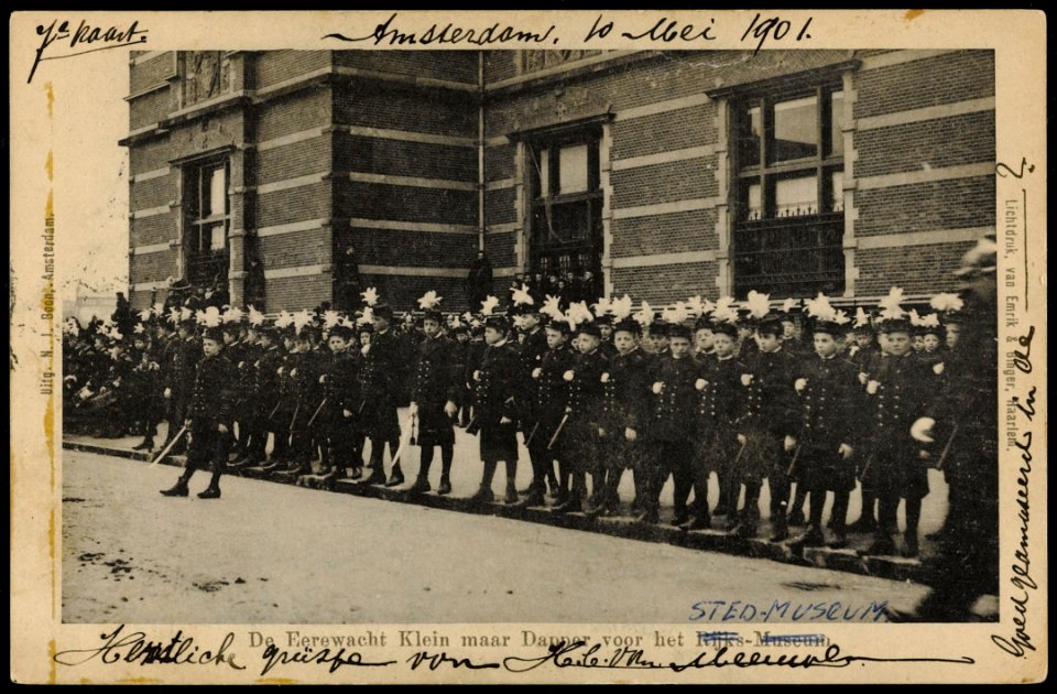 Paulus Potterstraat. Eerewacht Klein maar Dapper voor het Stedelijk Museum. Uitgave N.J. Boon, Amsterdam