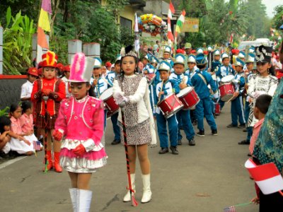 Pawai Marching Band; A traditional parade at the IUWASH Coca-Cola event (16508333933) photo