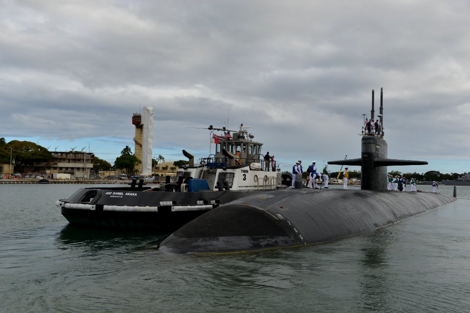 Pearl Harbor Bids Aloha to USS Houston (Image 1 of 3) 160606-N-LY160-040