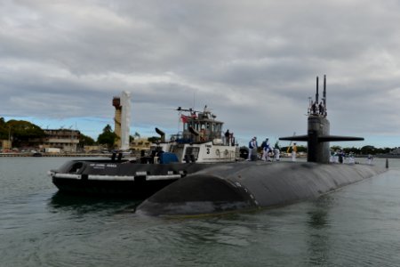 Pearl Harbor Bids Aloha to USS Houston (Image 1 of 3) 160606-N-LY160-040